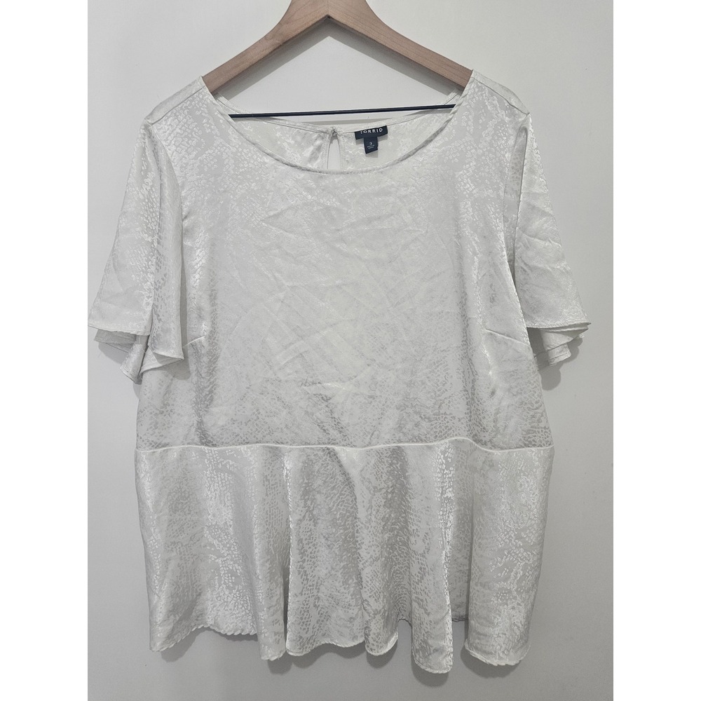 Torrid White Satin Snakeskin Jacquard Peplum Blouse Top Size 3 Flutter Sleeve